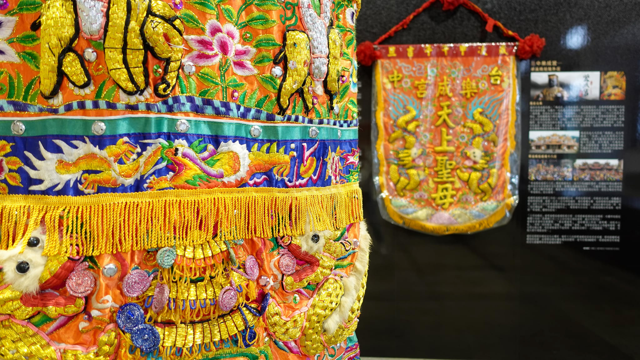 【神紋】穿梭絲縷間 刺繡產業展│視覺與展覽設計丨好位子團隊(視覺與展覽設計蘇品璇)-10