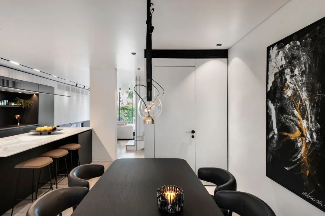 Aviram Kushmirski 打造轻奢风空间，黑白色调与实木地板的完美搭配-39