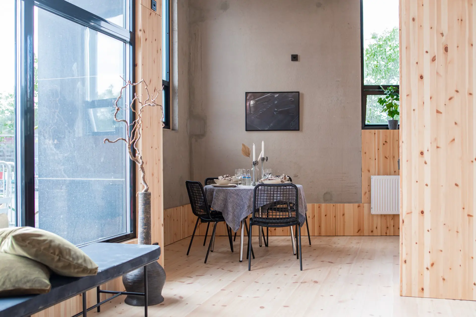 粗糙混凝土墙上的温暖迷你复式公寓-3