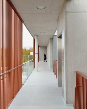 由于 dolgi 可能不是常见、正确的词汇，难以准确理解其含义，因此无法提供准确翻译 丨Bevk Perović arhitekti