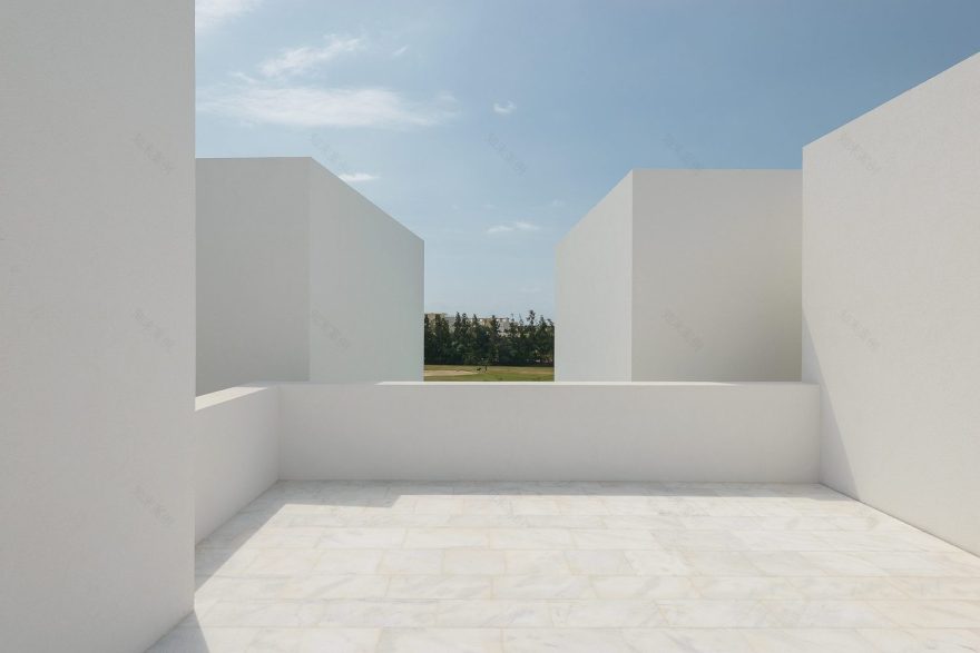 Between Two White Walls Corpo Atelier-47