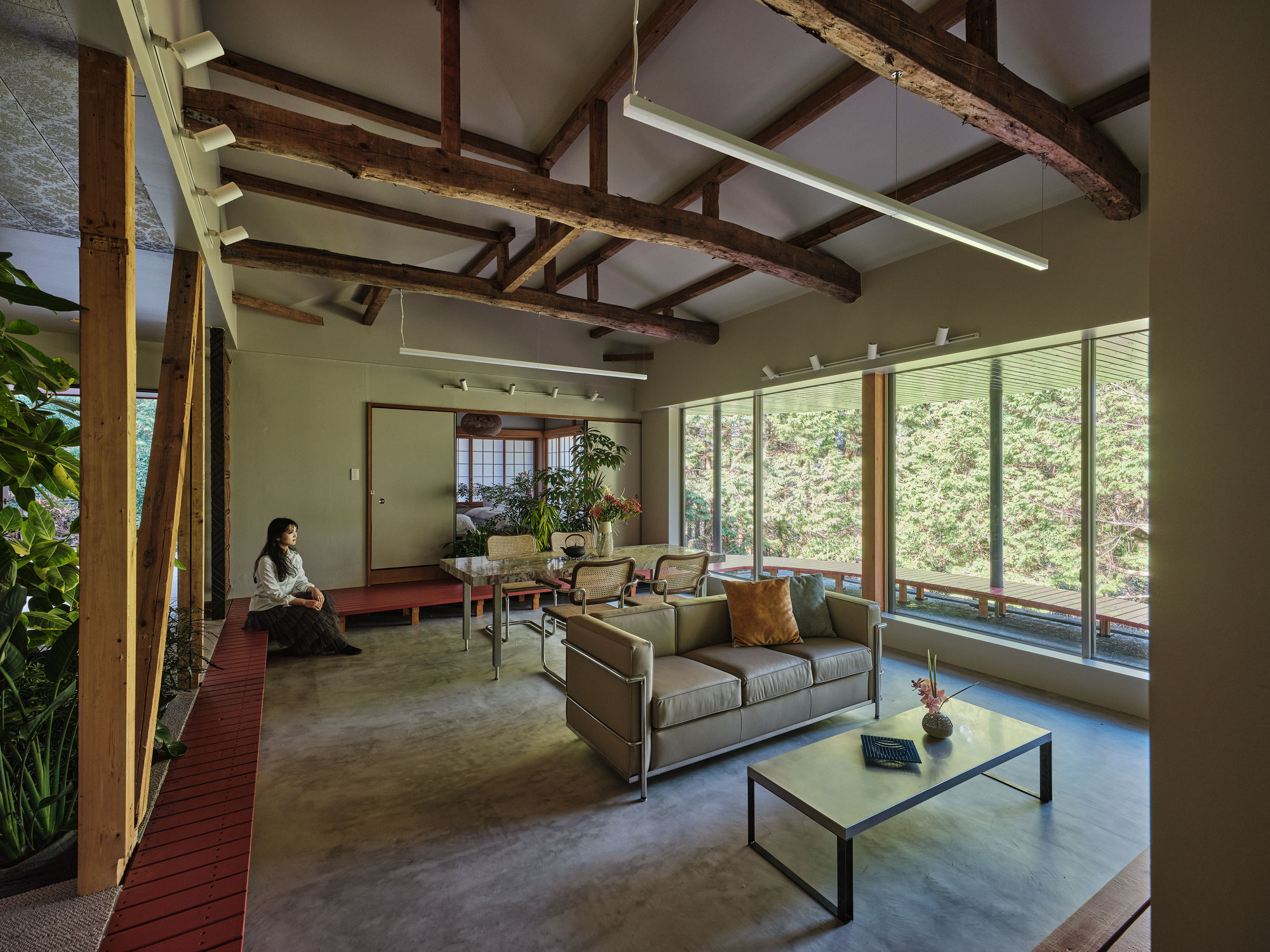 二之平的缘侧（注：缘侧是日本传统建筑中房屋与庭院之间有屋檐的走廊空间） 丨日本神奈川丨HAMS and,Studio-34