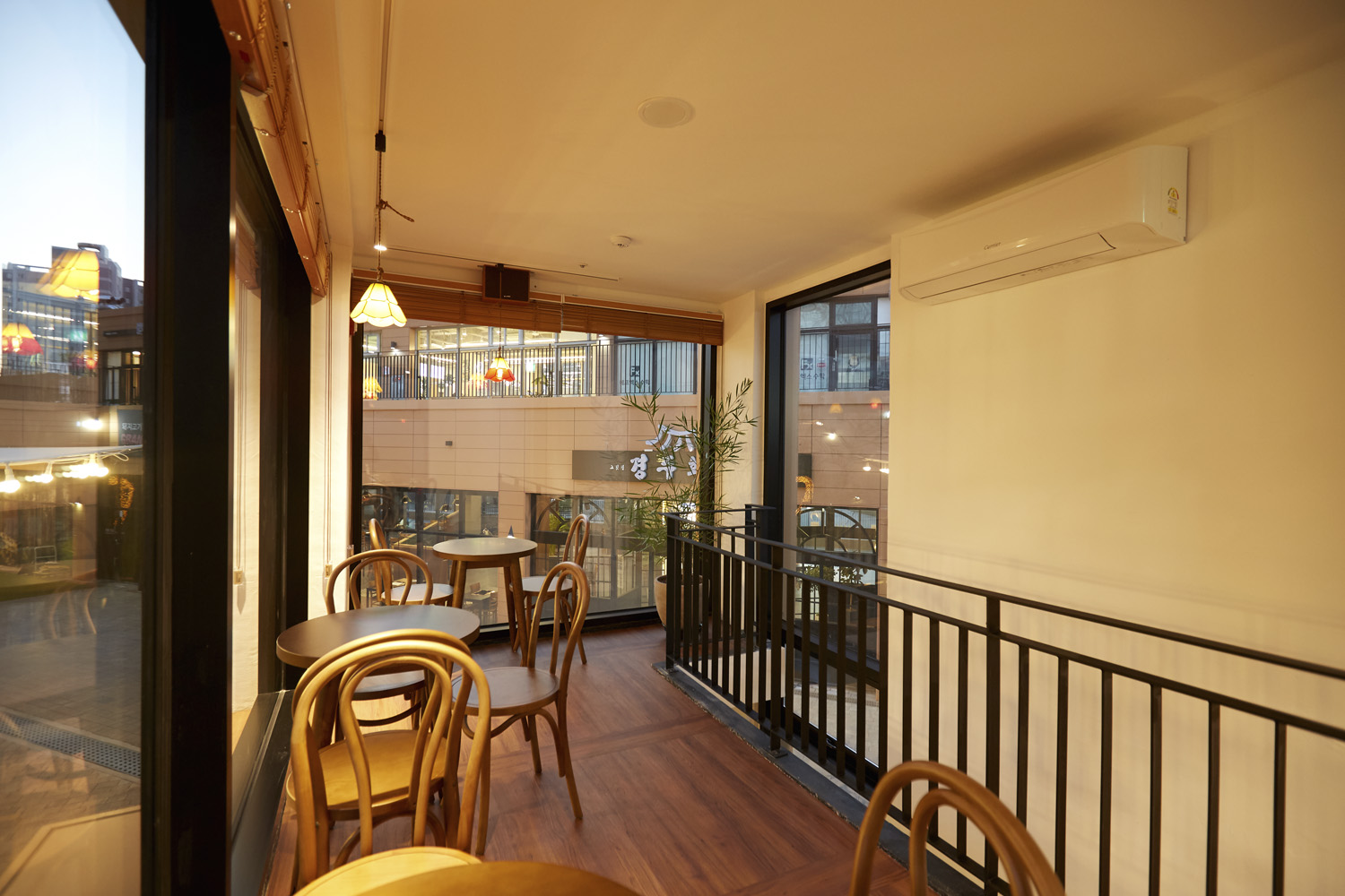 首尔 10 层咖啡厅 | 极简主义的室内设计魅力-9