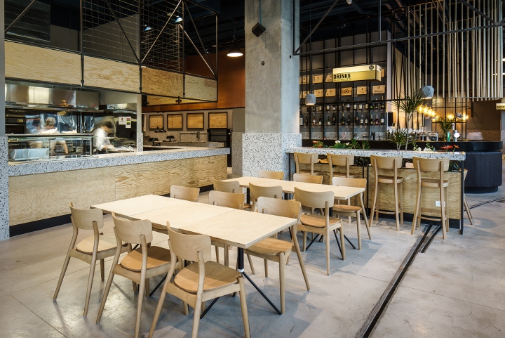 Bucharest 电车餐厅 · Yellow Office 的工业风设计-20