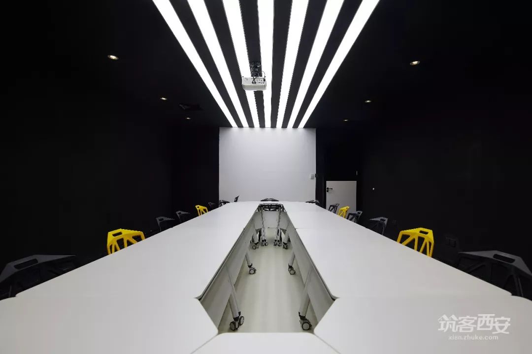 现代简约风格打造网络科技公司炫酷空间-45