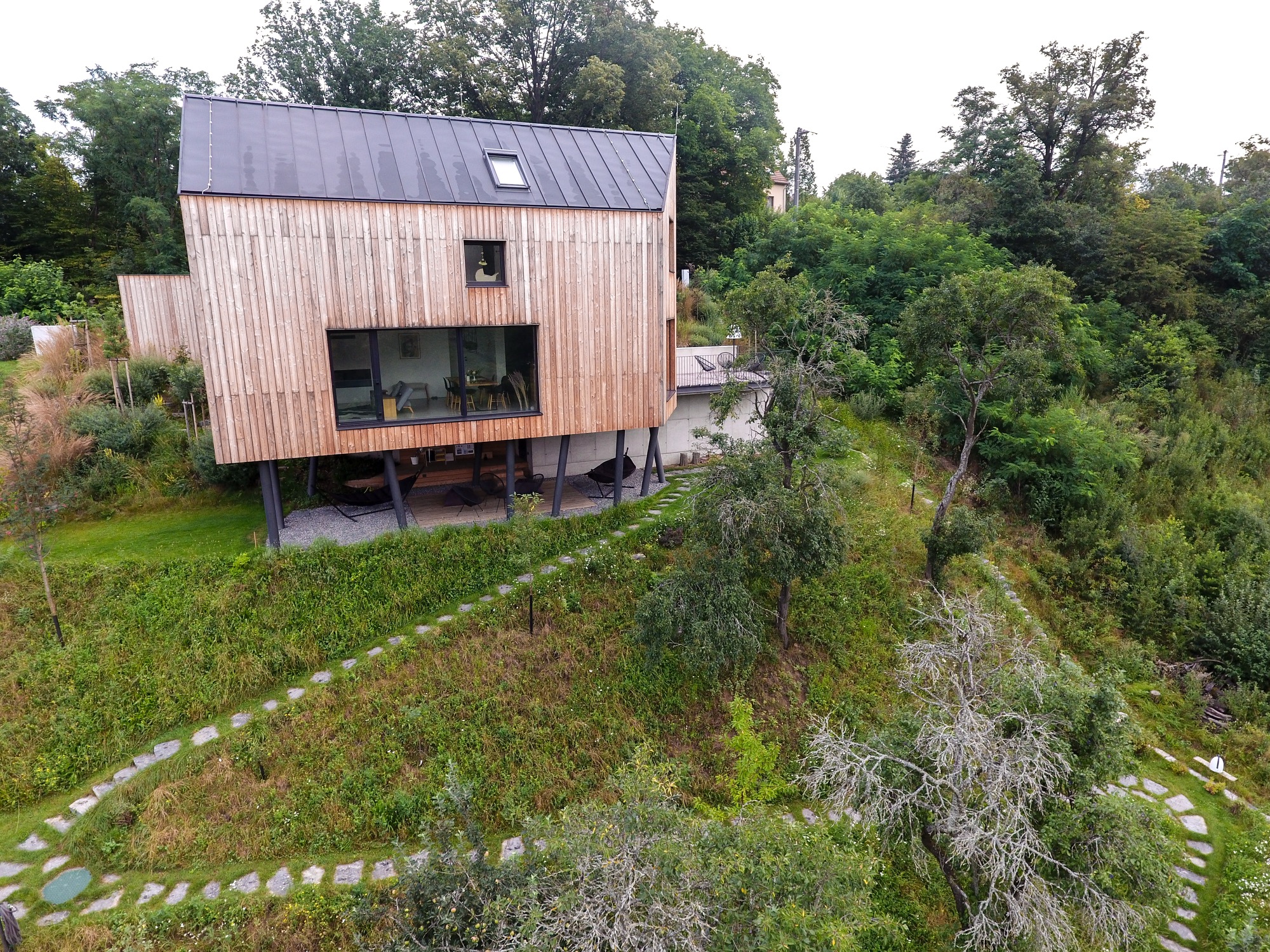 绿色和谐的坡地住宅花园设计丨捷克丨Tomáš Beránek-0