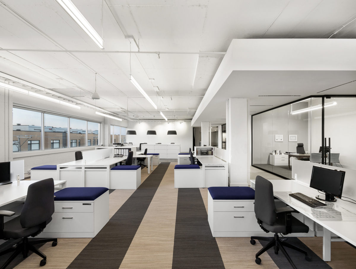 加拿大蒙特利尔 EDP 办公室 - 工业风与极简主义的完美融合-9