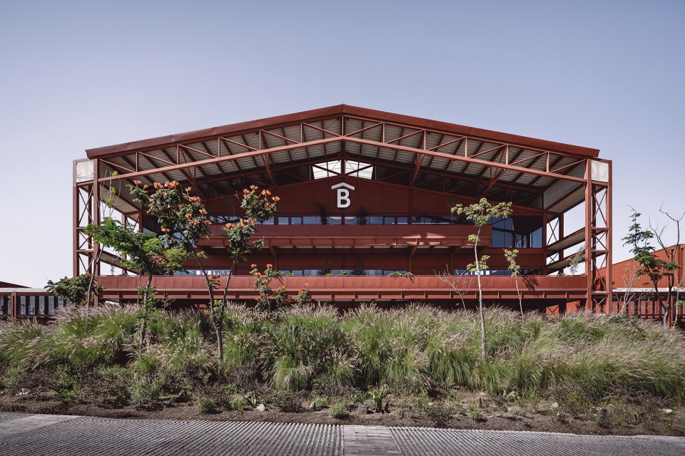 墨西哥 CBG 园区 | 钢筋混凝土与绿色花园的工业风范-17