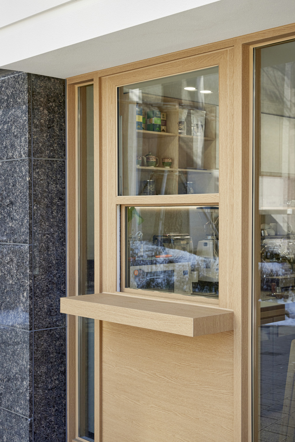 8 坪极简咖啡厅 | 白色与木色的完美融合-13