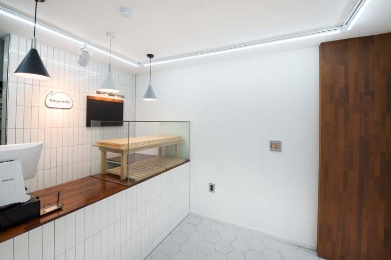 11 平米的极简白色烘焙店-11