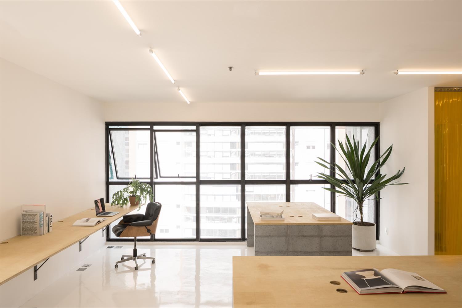 巴西 AE.digital 办公室 | 混凝土、木头与砖头的创意组合-3