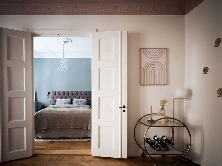 北欧风格粉色天花板公寓设计-12