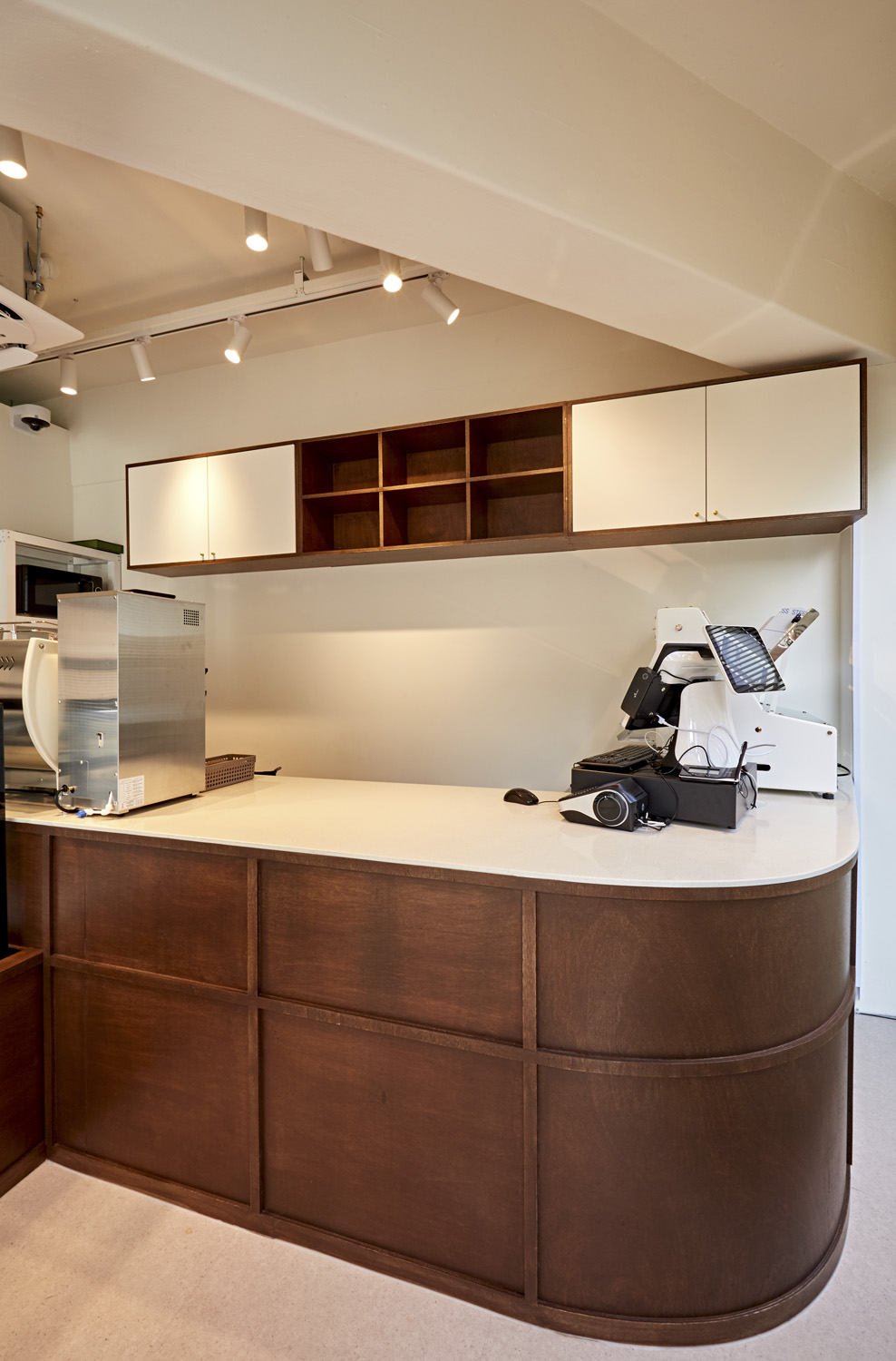 白色木纹的 15 平米贝克里公寓设计-8