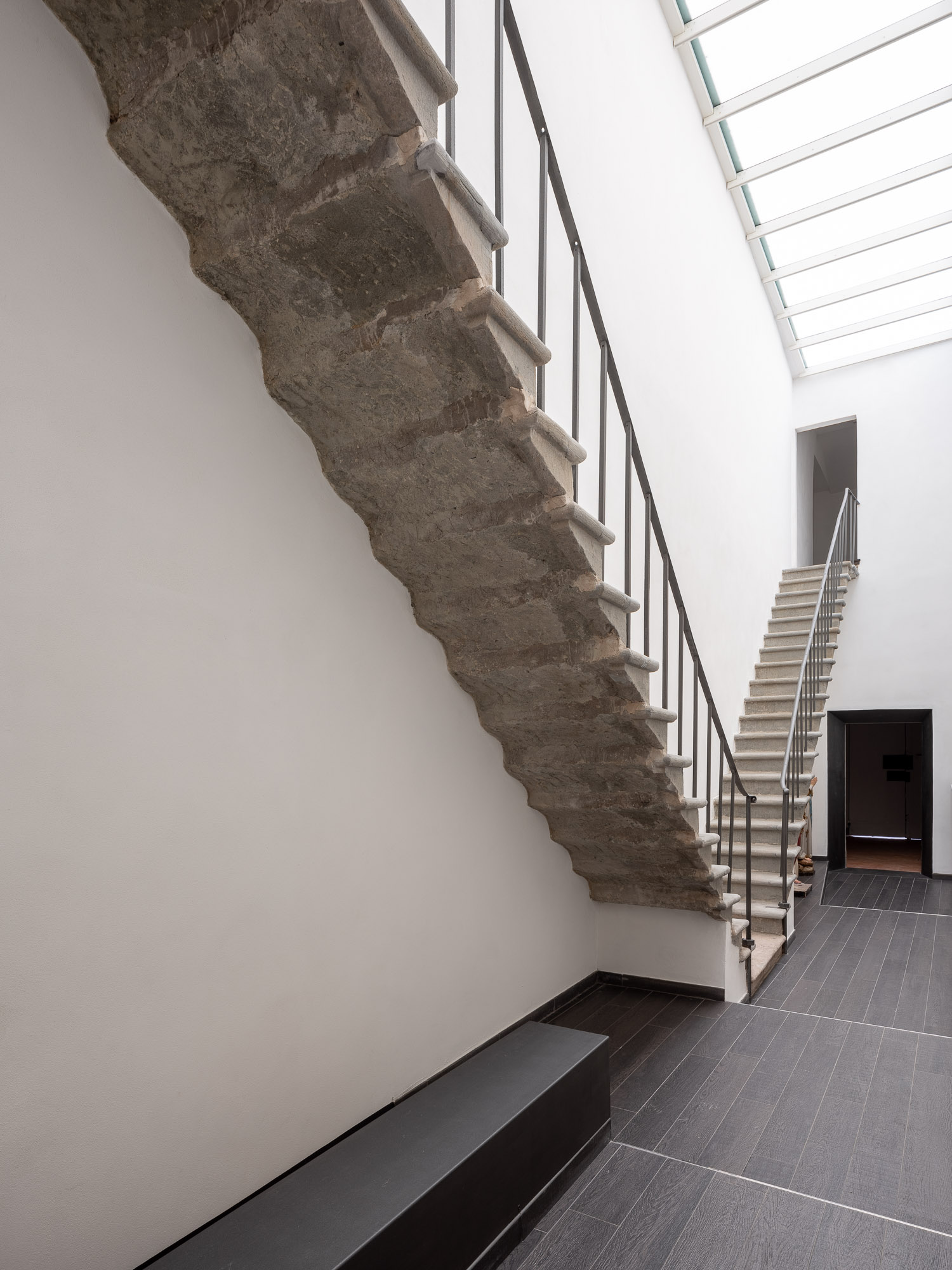 光影交织下的历史教堂修复-30