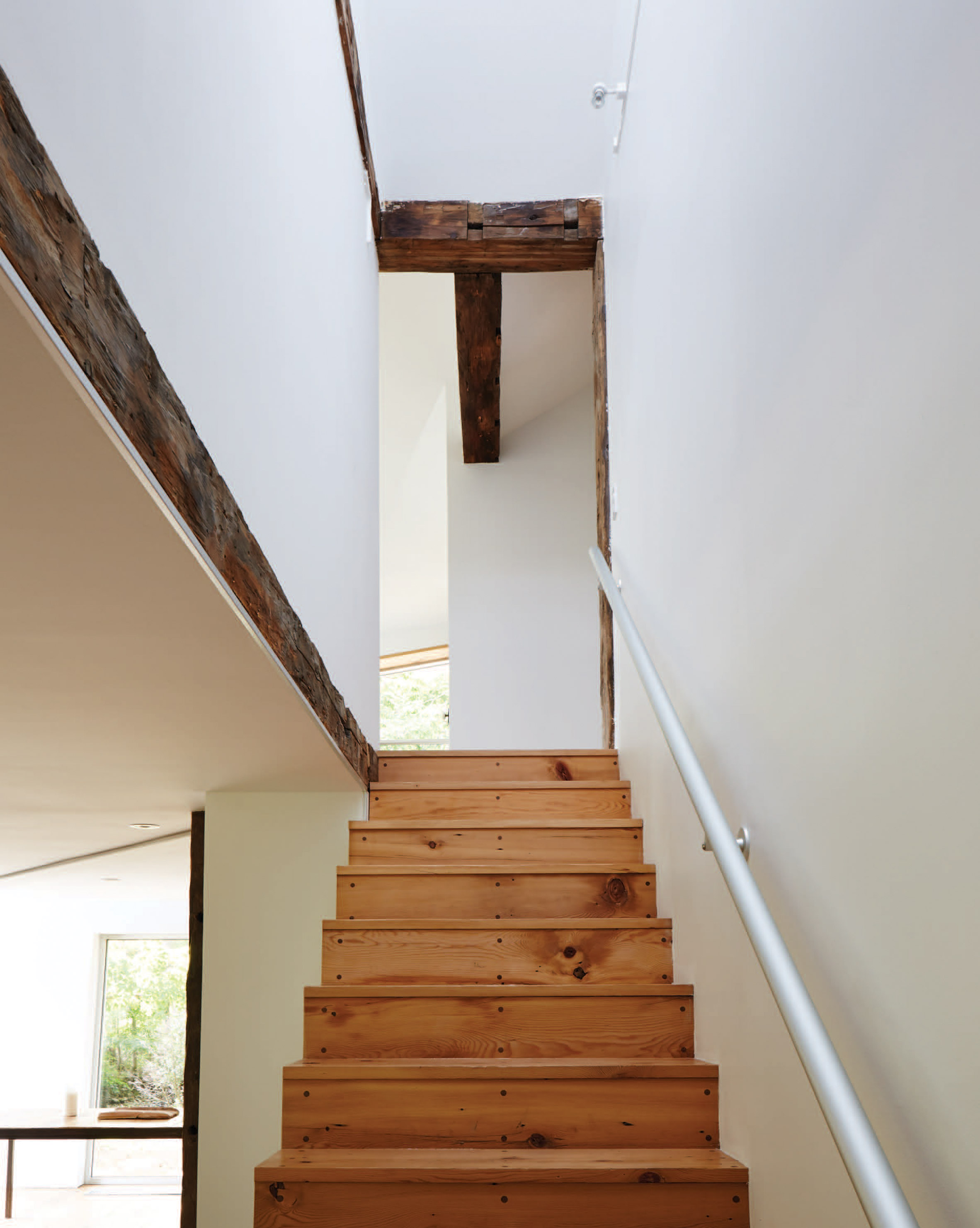 Curvaceous extension by Tom Givone abuts farmhouse in Pennsylvania-13