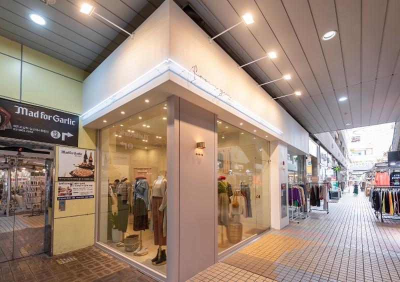 粉色调点亮 11 平米服装店 室内设计案例解析-2