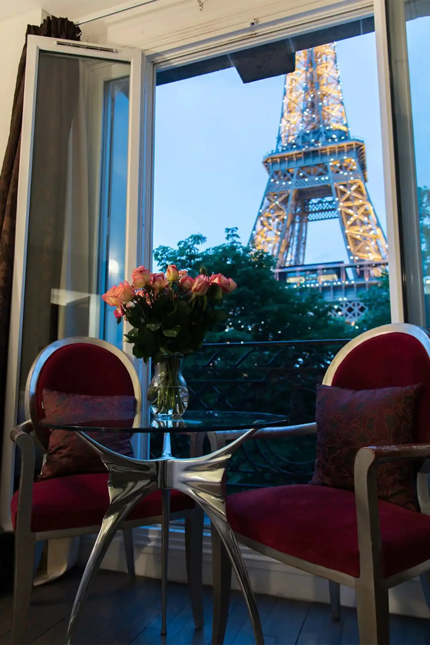 Un appartement classique à Paris avec une vue sur la Tour Eiffel-9