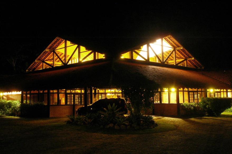 巴西山水之间的木质住宅群-9