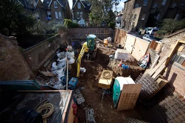 买不起“学区房”，他带2个女儿住进破马厩，花4年爆改，市价3300万!-44