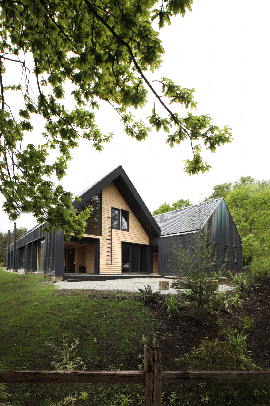 Apio Arquitectos creates gabled holiday house overlooking Chilean lake-16