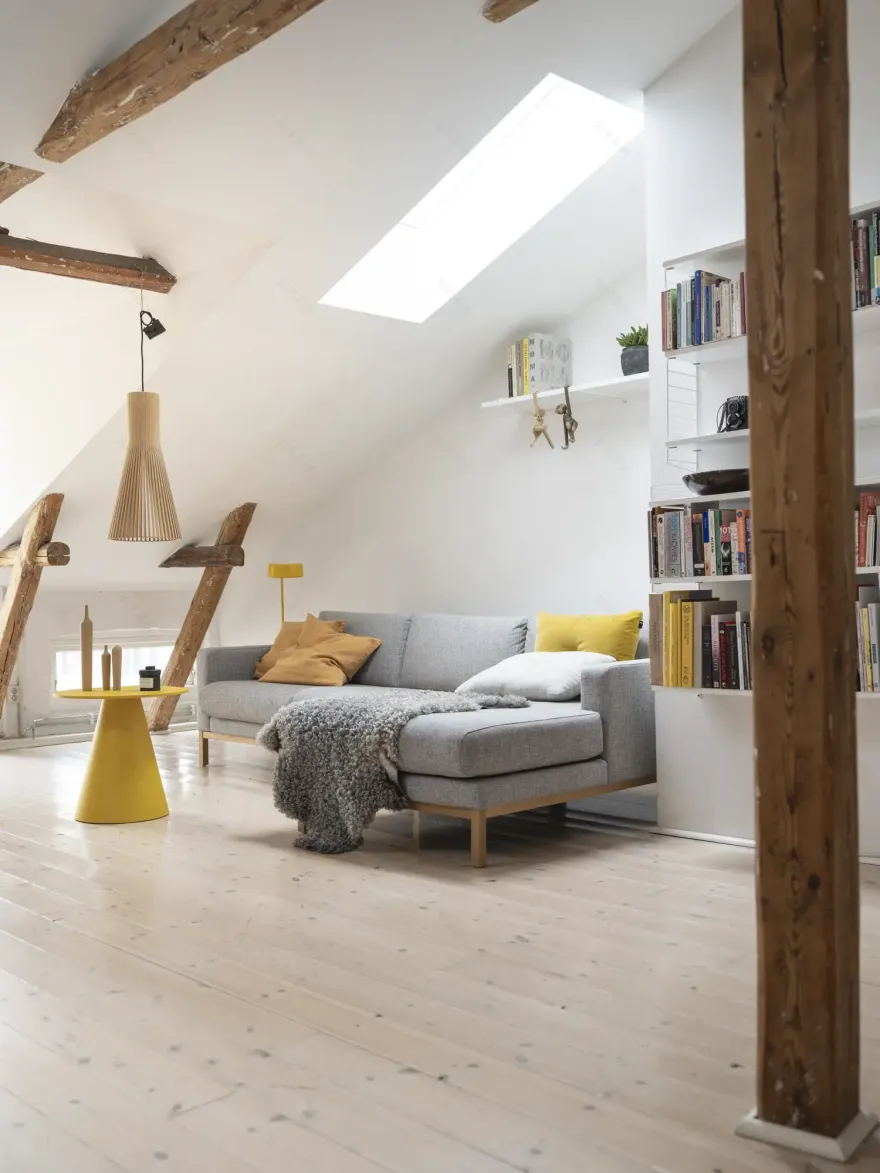 瑞典一旧楼顶层公寓的活力黄灰设计-2