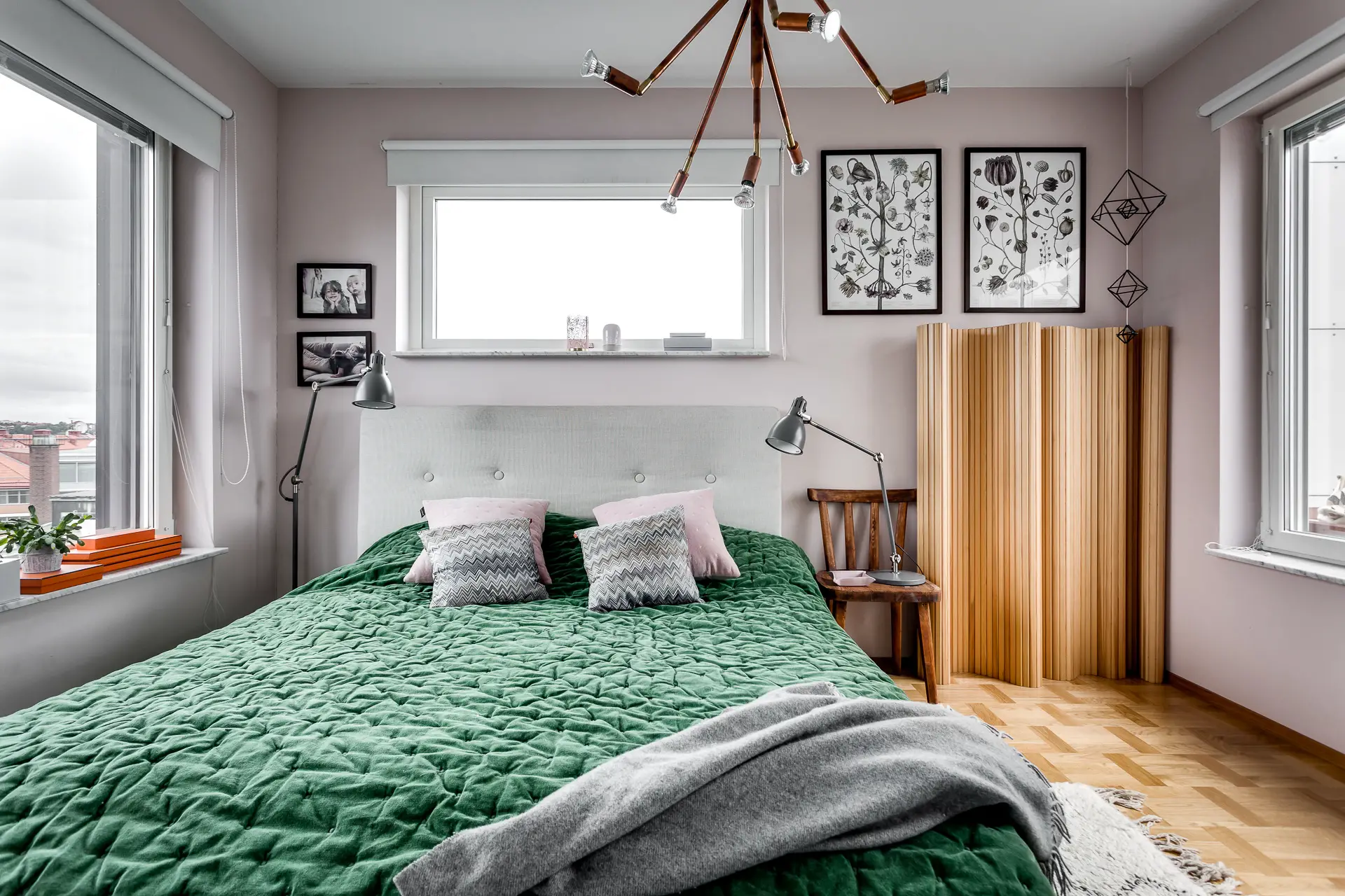 极简灰色公寓中的法国设计金属壁炉-15