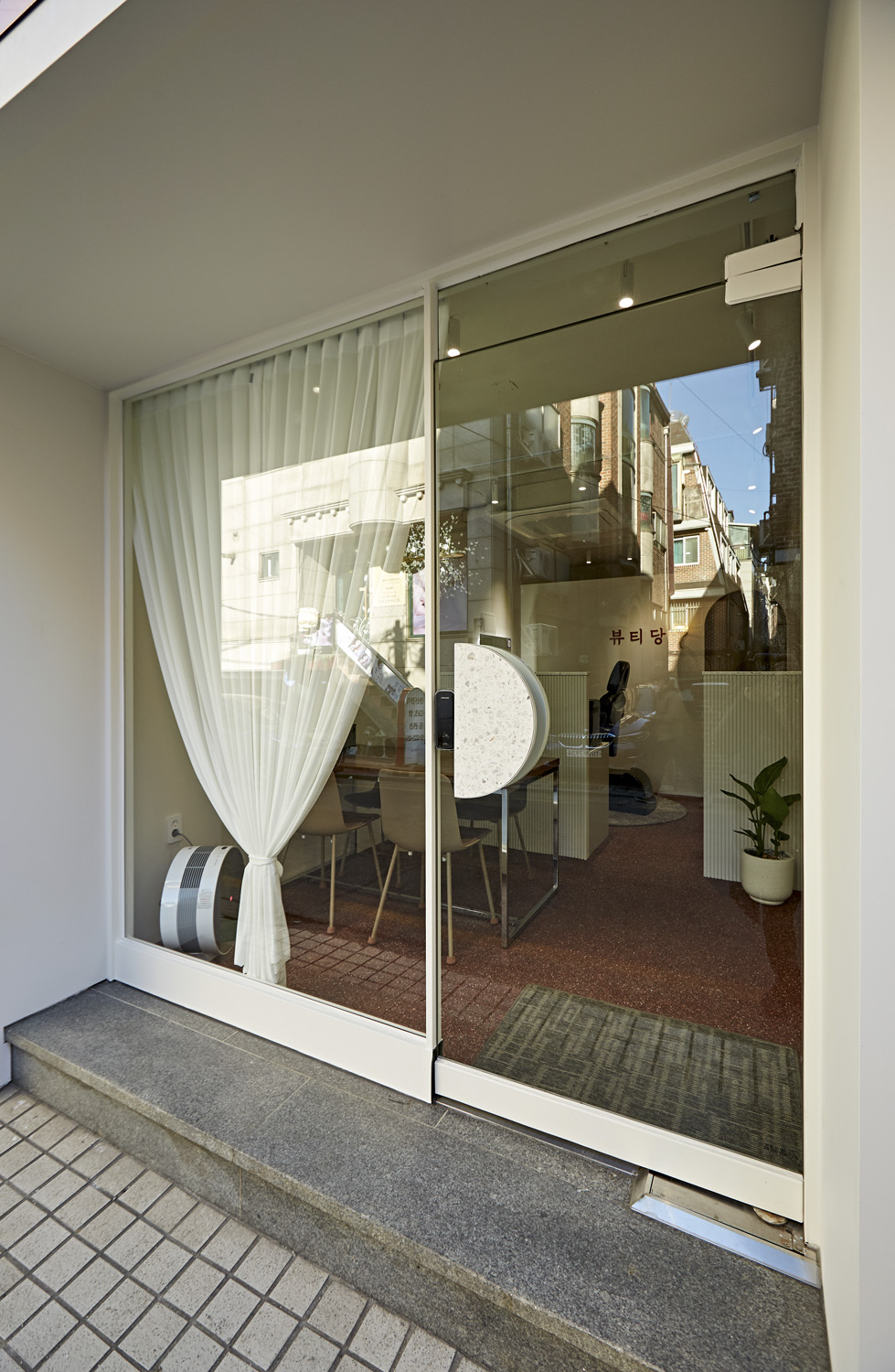 10 坪美丽小店，打造温馨咖啡馆氛围-17