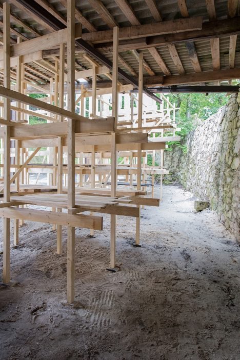 学生在拉脱维亚前啤酒厂建造带“云”顶的脚手架状亭子丨拉脱维亚采西斯丨里加工业大学暑期学校学生与Mailītis AIIM建筑师-8