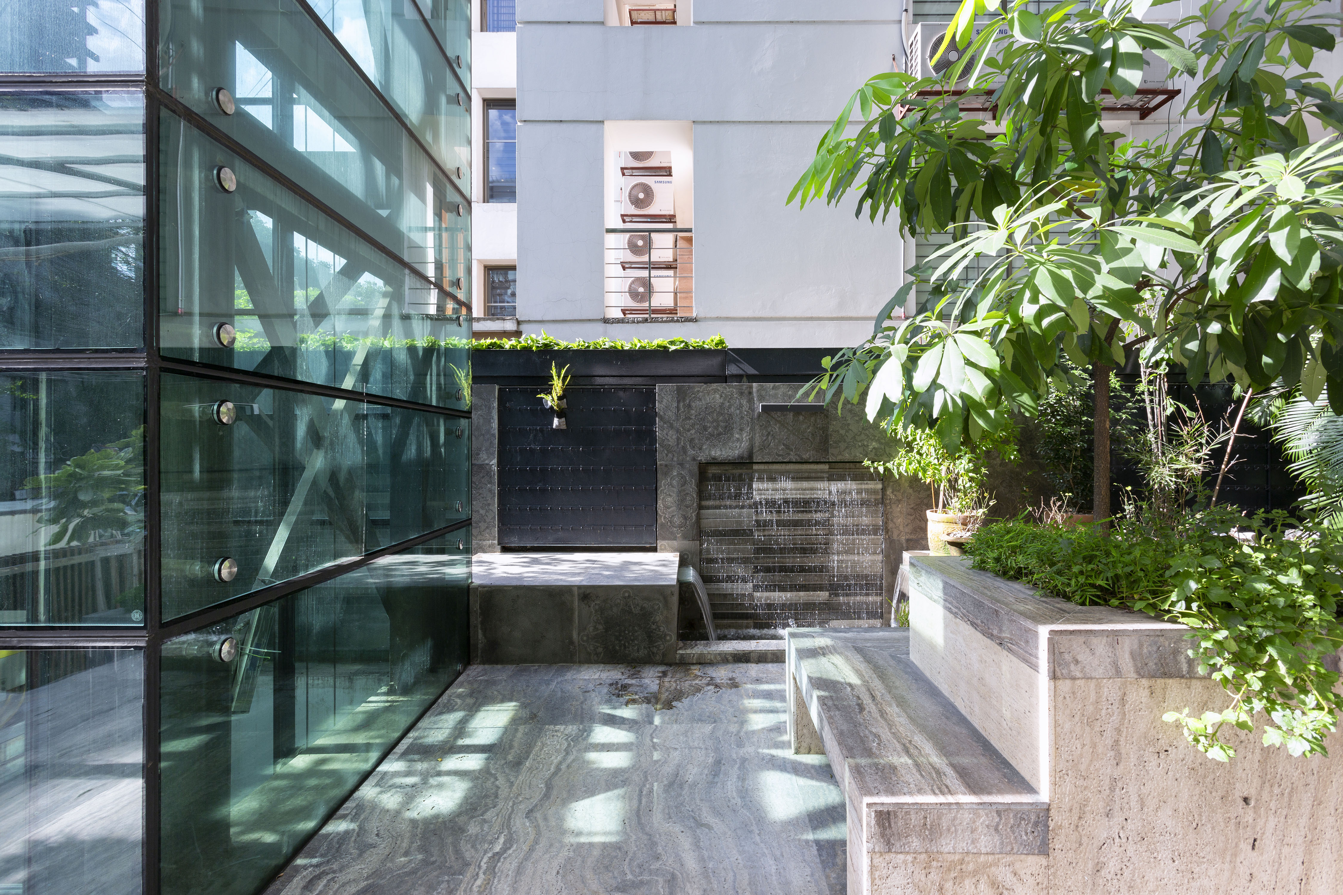 绿意盎然的都市森林办公楼-28