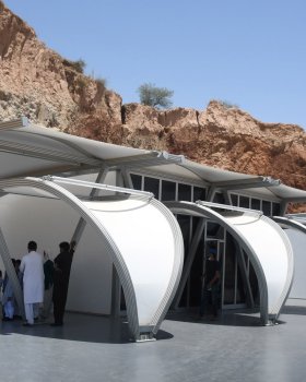 扎哈·哈迪德模块化帐篷教室为难民提供教育与医疗
