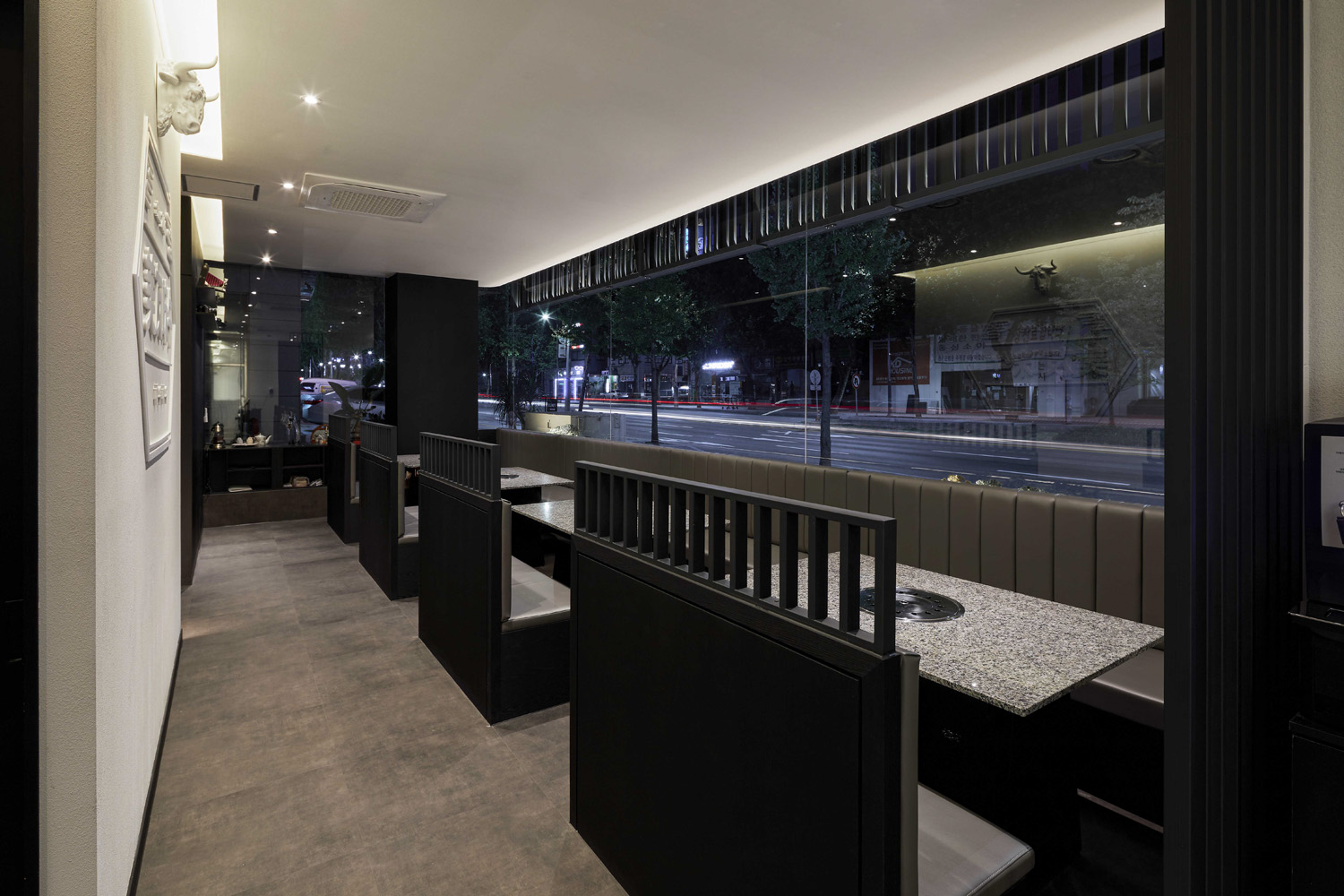 韩式高级烤肉店，黑白简约风诠释 75 平米空间设计魅力-7