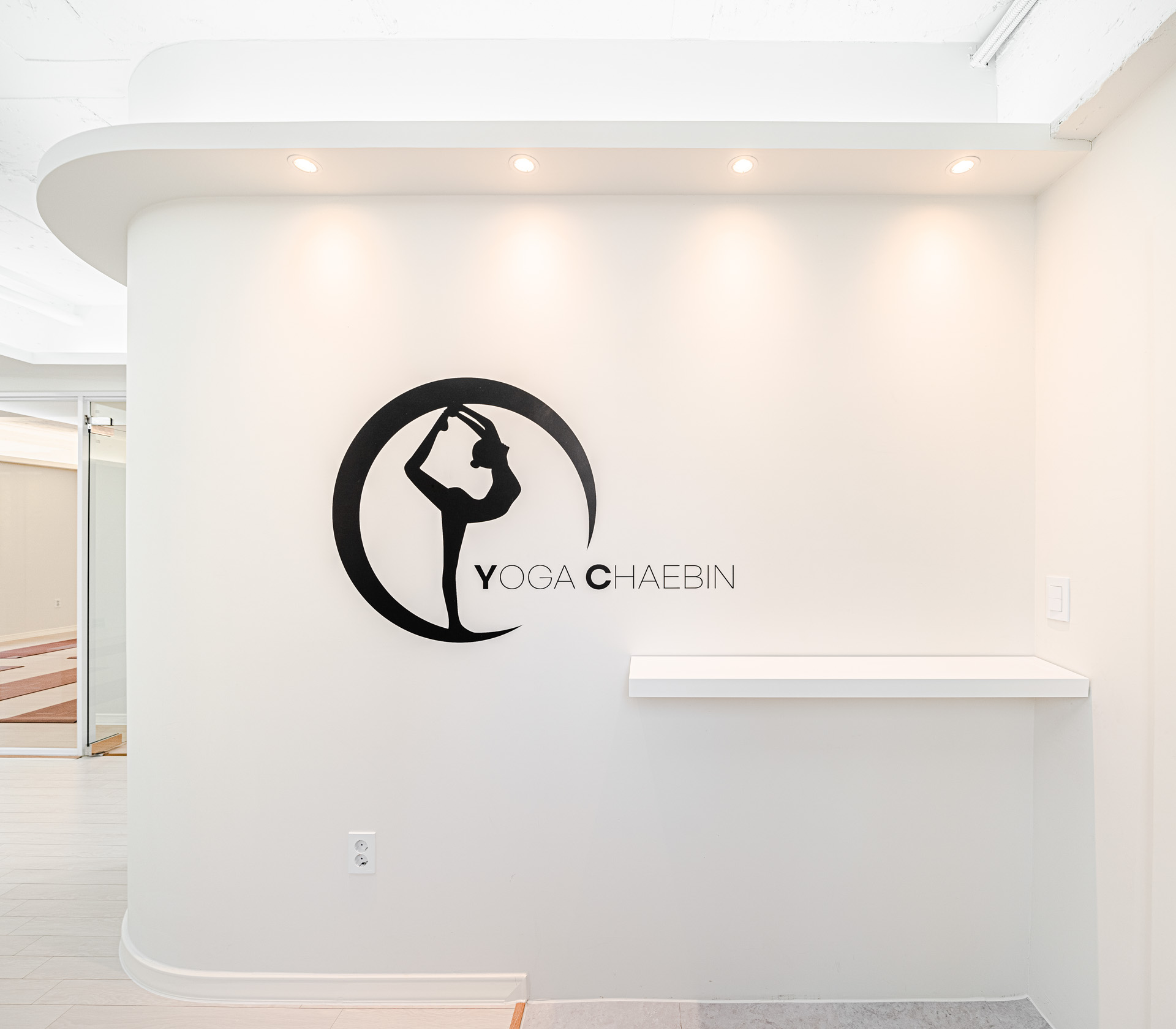 白色极简瑜伽馆 | 现代设计的完美体现-4
