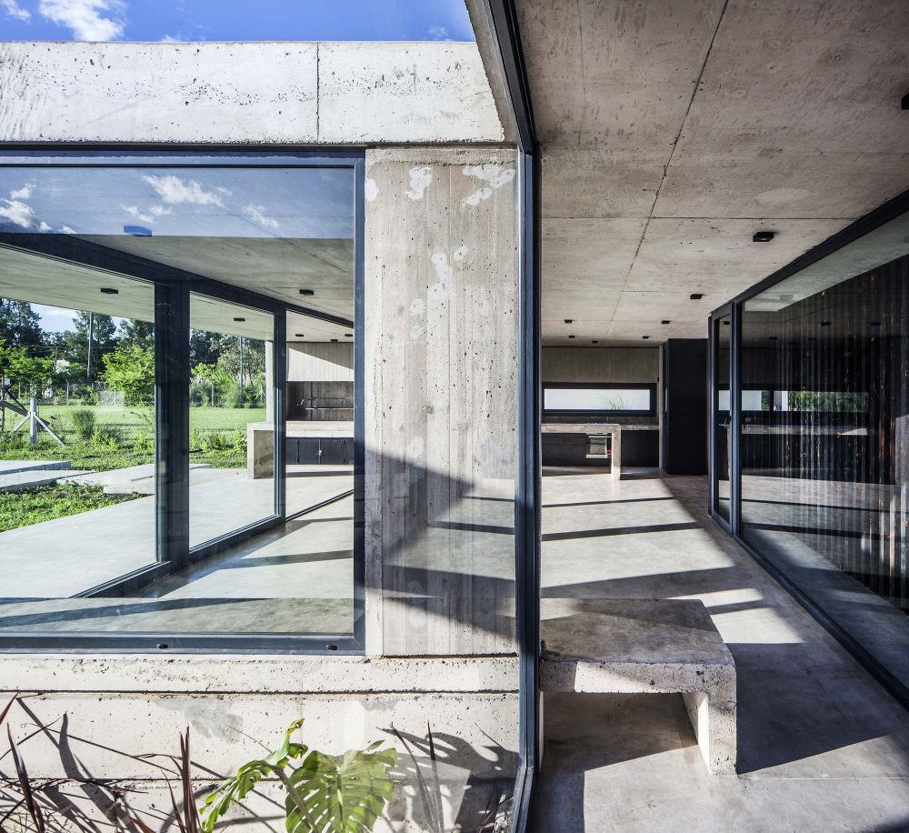 阿根廷查卡 93 号住宅 | 混凝土与木炭色遮阳篷的简约魅力-21