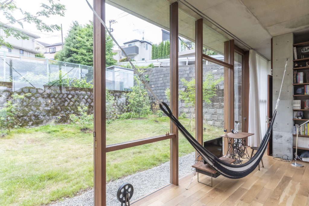 丘の途中に立つ家開放的で庭の一部のようなコンクリート造の空間に住む | Architecture | 100%LiFE-1