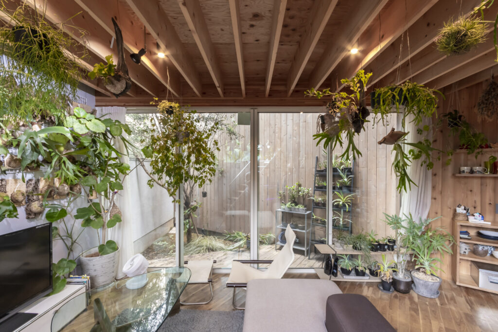 多くの緑とともに暮らす飽きの来ない家　ゆるやかにつながる空間と大きな開口でのびのびと暮らす | Architecture | 100%LiFE-3