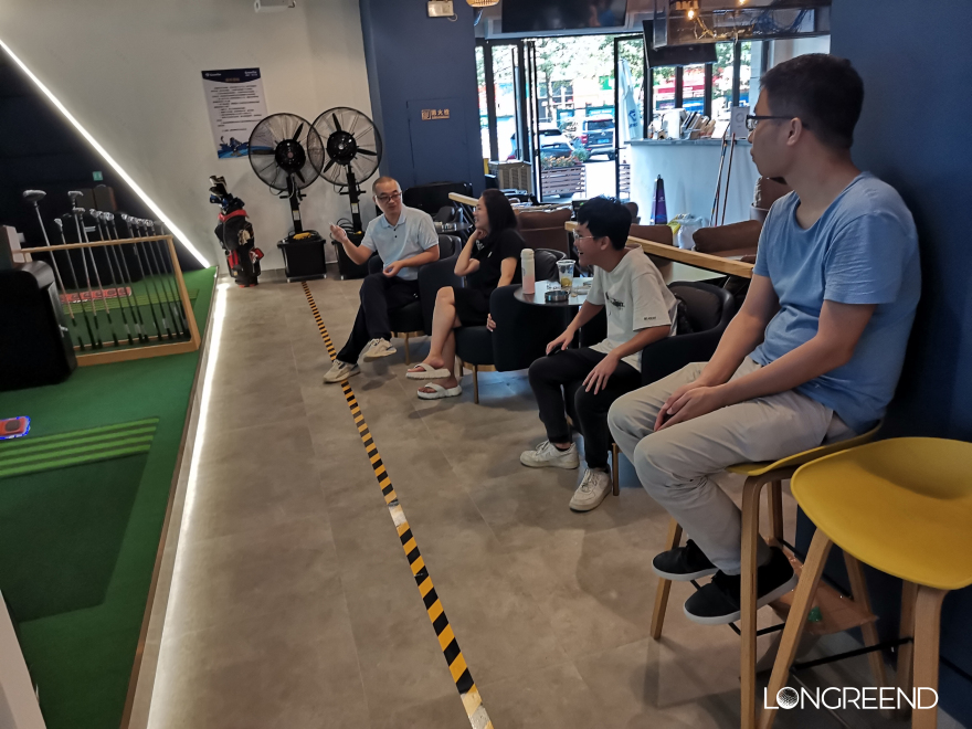 Tea room dining bar + indoor golf = perfect combination-17