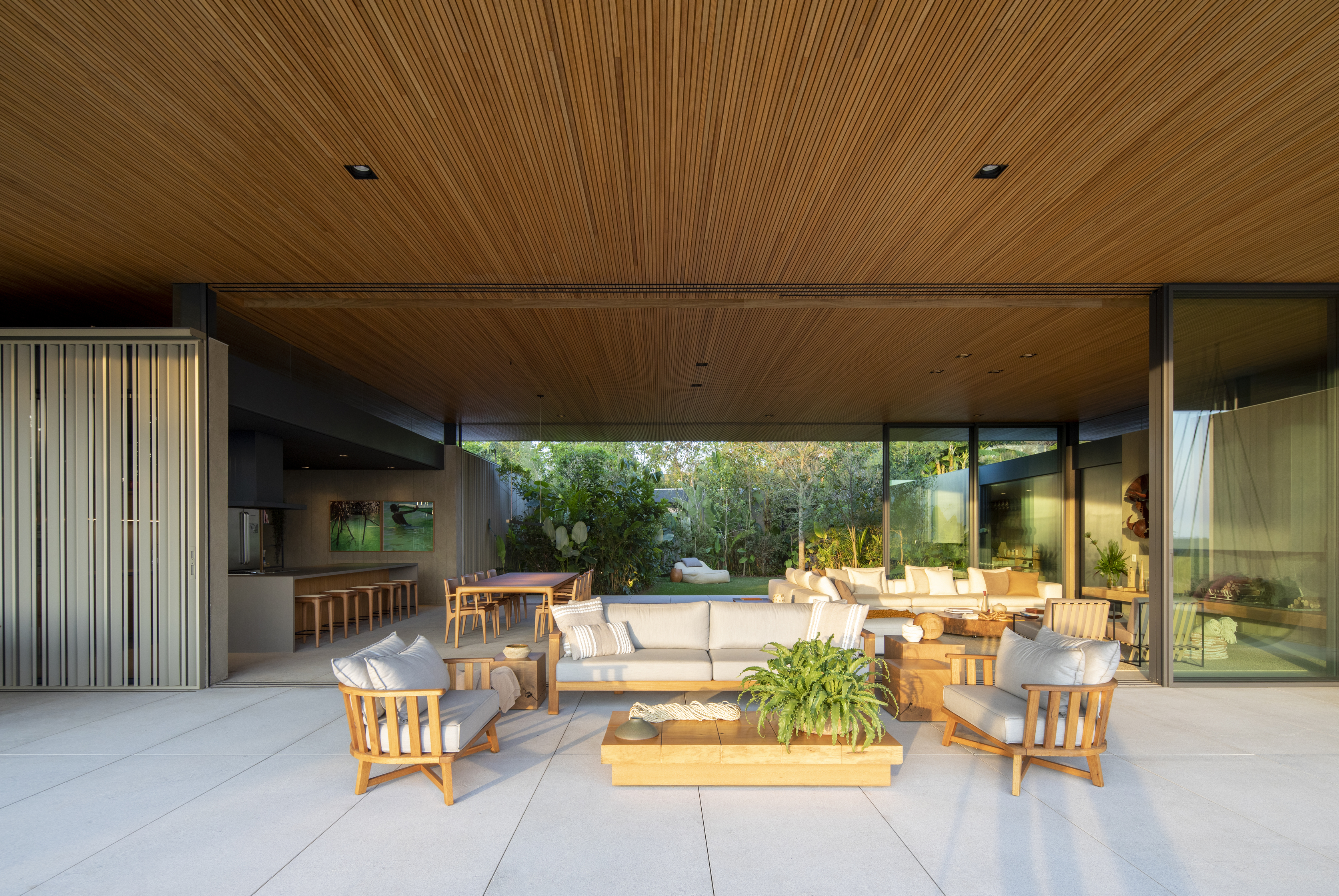 多重上市服务房源（的房屋）

注：MLS是Multiple Listing Service的缩写，即多重上市服务，是一种房地产行业的房源共享系统所以MLS House指纳入该系统里挂牌待售的房屋   丨Cape VerdePaul-28