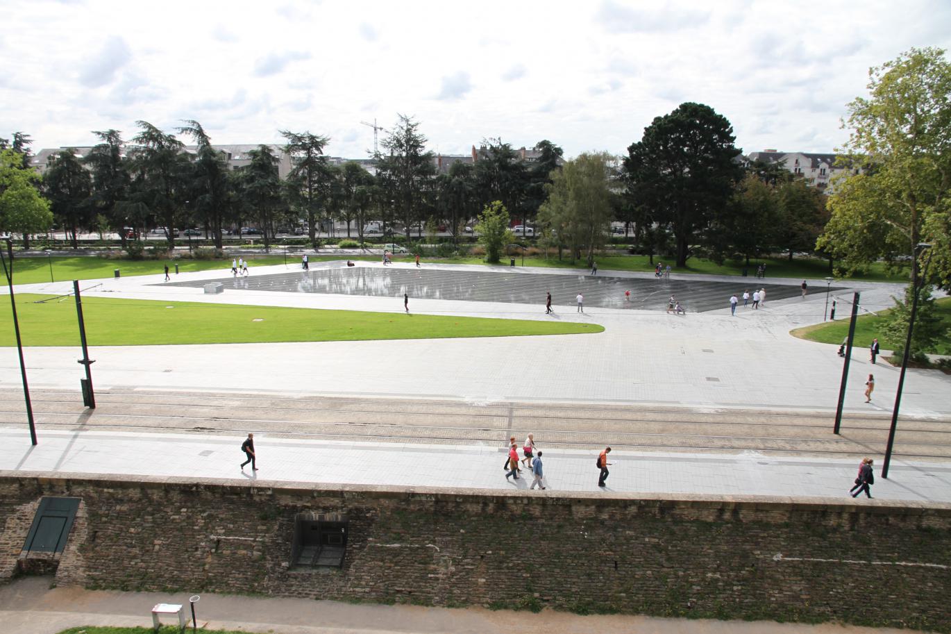 水镜；水面倒影（注：Miroir d’eau常见有这两种表意，结合实际语境可能更偏向于某一种，这里按通常理解呈现） 丨法国南特丨JML,Bruno Fortier,Hervé Devantoy-11