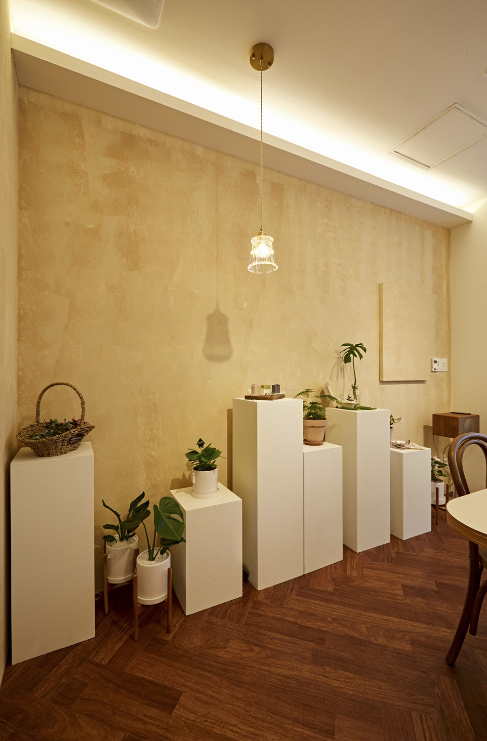 温馨舒适 | 白色木纹打造 8 平米浴室的极简奢华-10