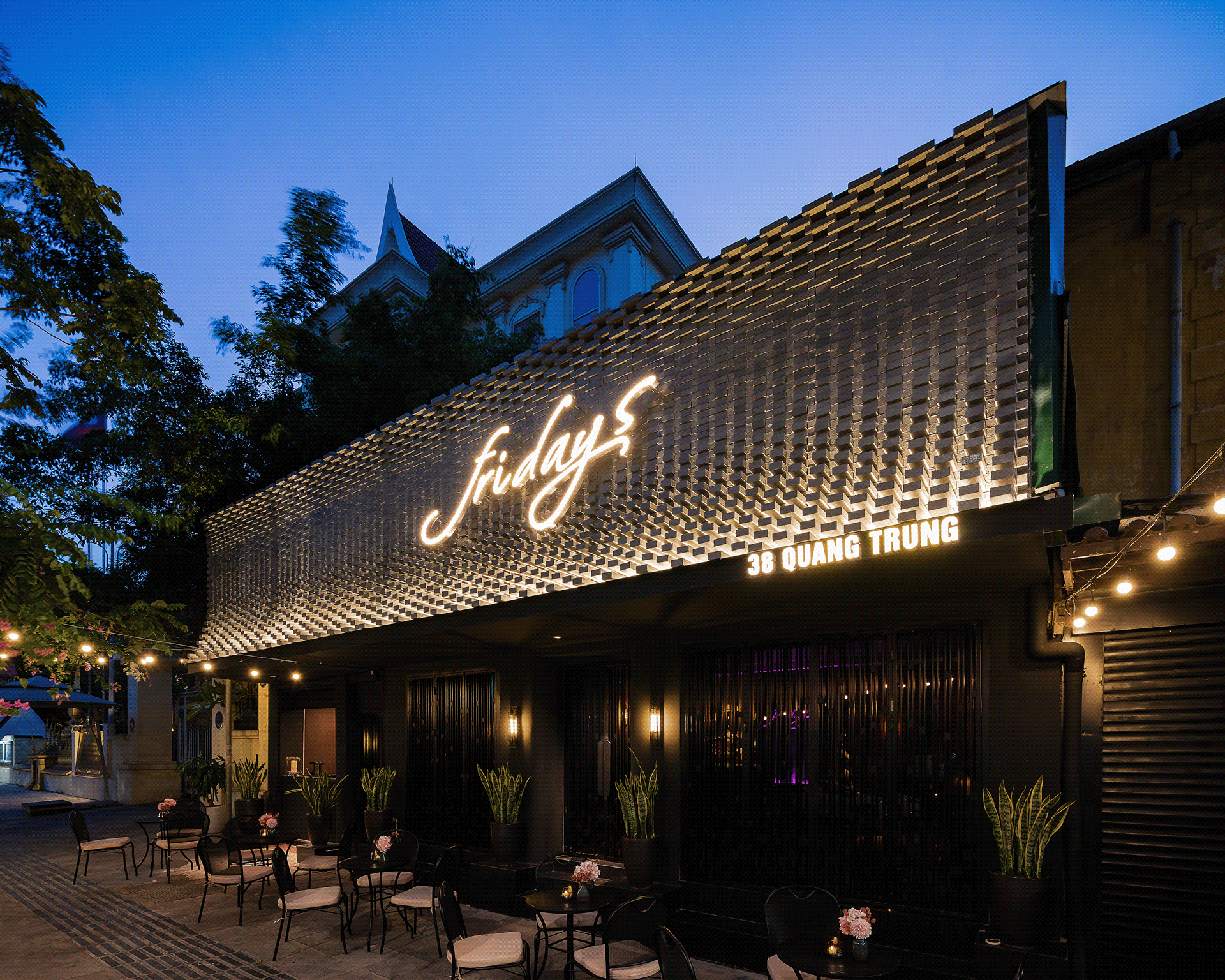 FRIDAYS BAR 室内外照片丨越南河内丨DTA 工作室-14