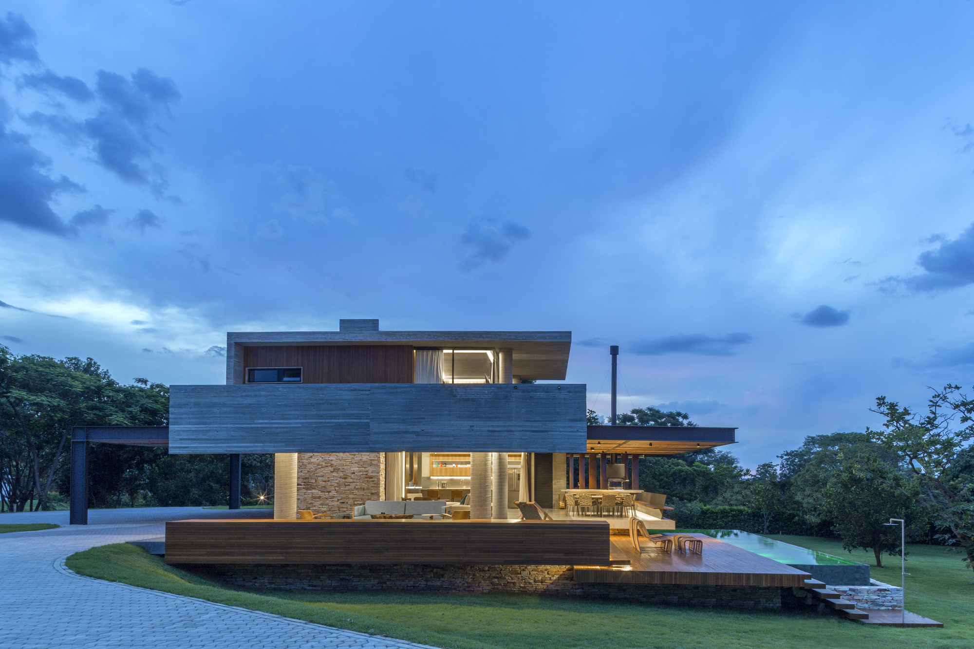 Concrete House / Costaveras Arquitetos-37