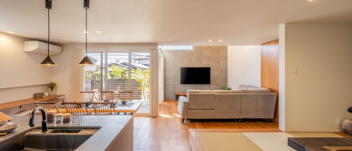 回遊動線と寛ぎの軒下テラスで,それぞれの暮らしを叶える二世帯の住まい丨日本宮城丨株式会社杜設計-1