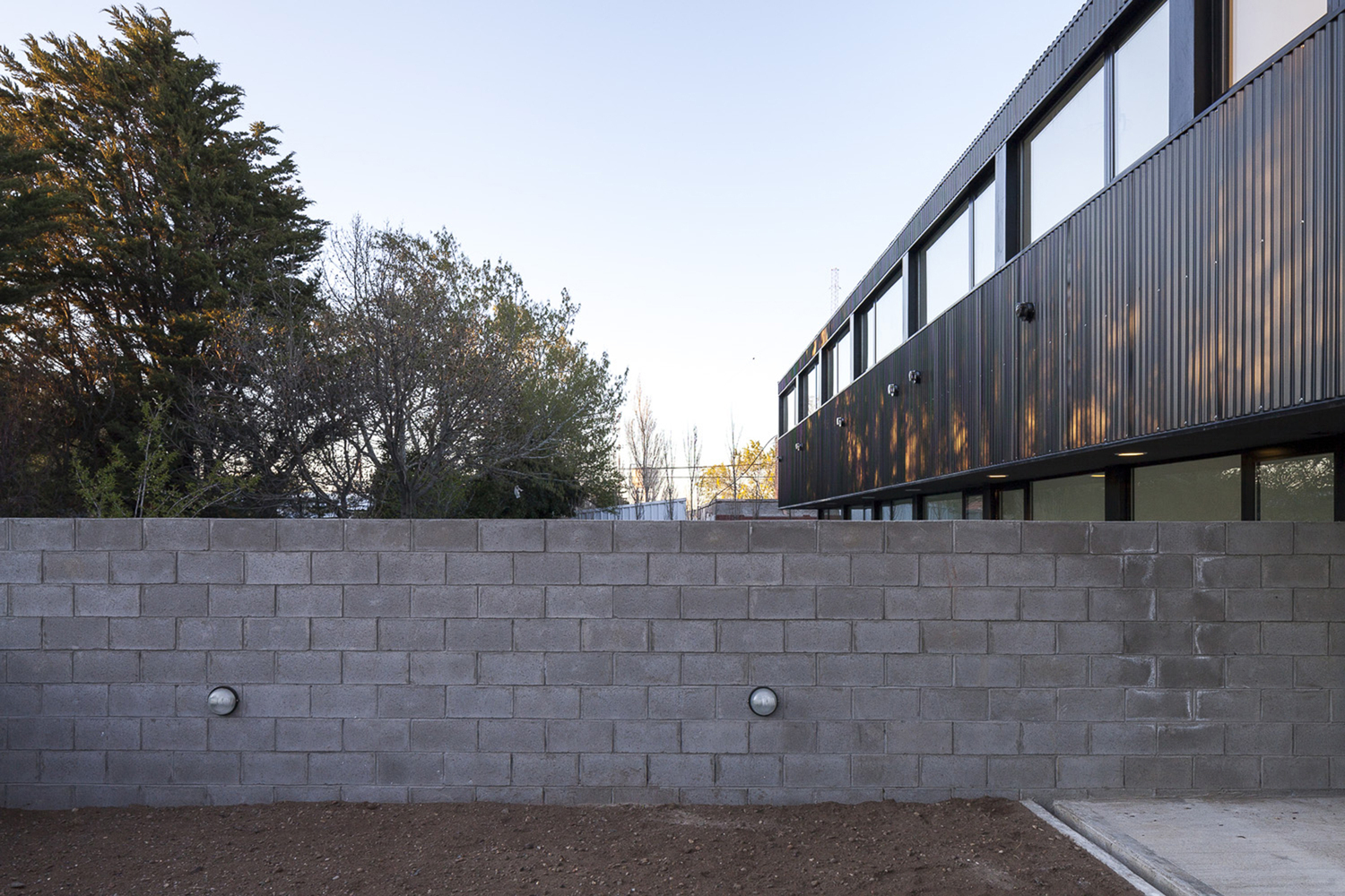 阿根廷城市广场上的黑色钢构住宅群-47