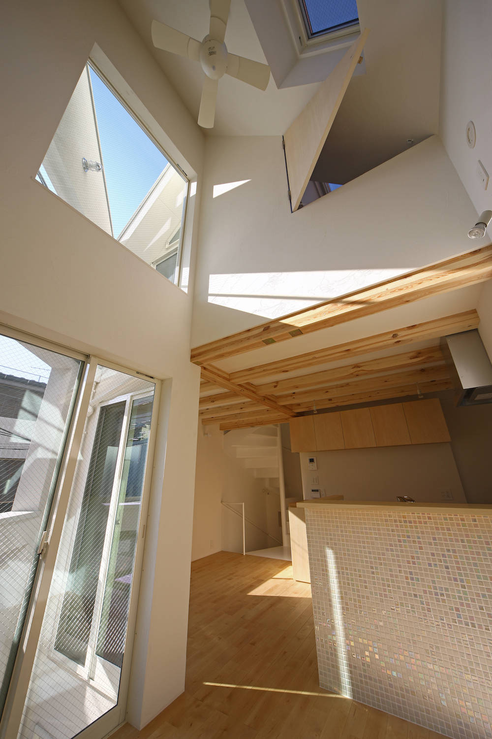 东京简约两户住宅 | 室内设计融入自然光与隐私保护-6