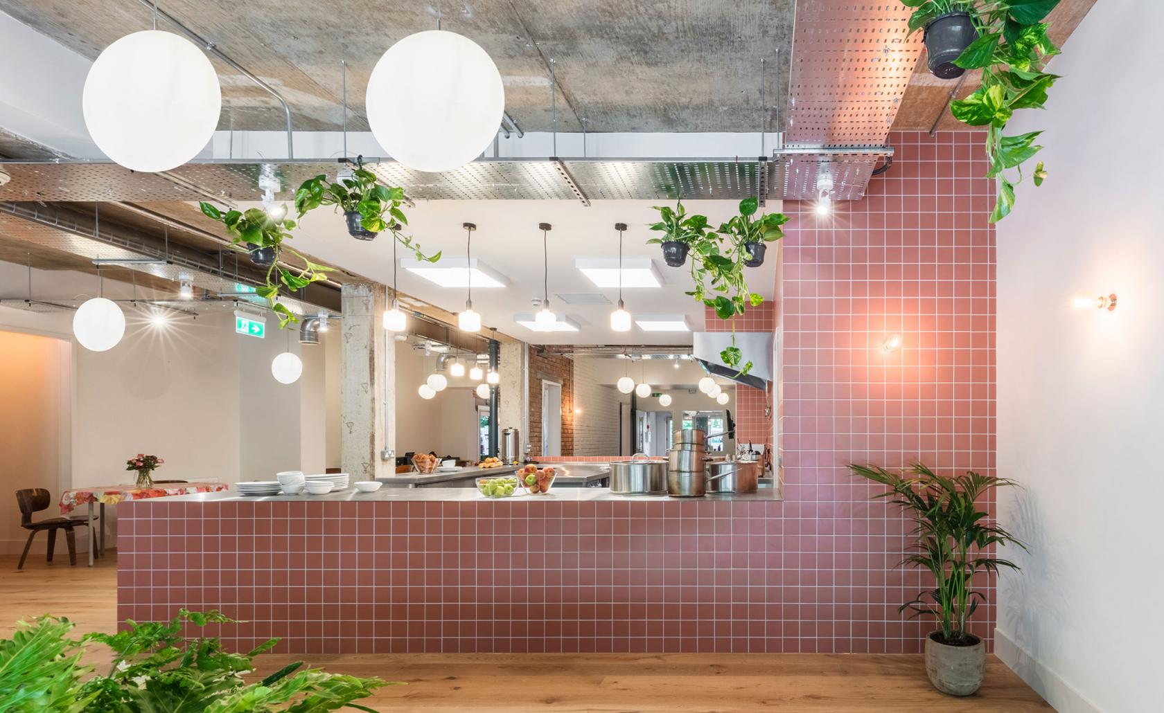 Holland Harvey designs homeless shelter and cafe in London    荷兰哈维在伦敦设计无家可归者收容所和咖啡馆。-8