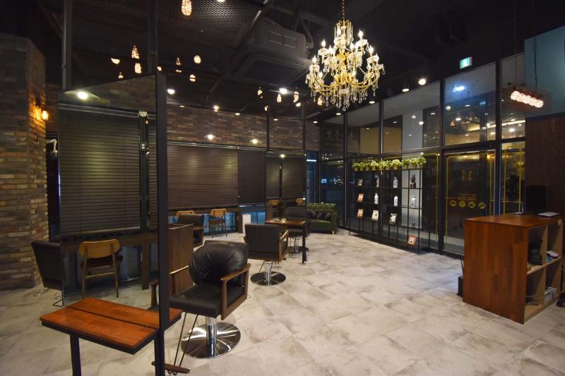 25 平米美妆小店，极简黑白色调打造青春时尚空间-5