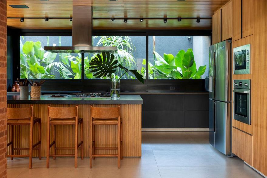 巴西圣保罗 Casa Veraneio 住宅 | 木质百叶窗打造私密舒适空间-11