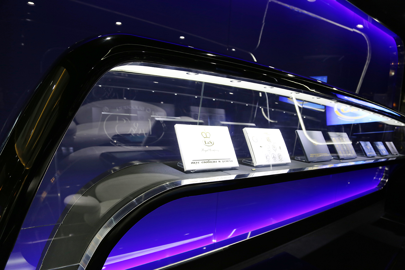 乌克兰科技未来主义展厅设计-19