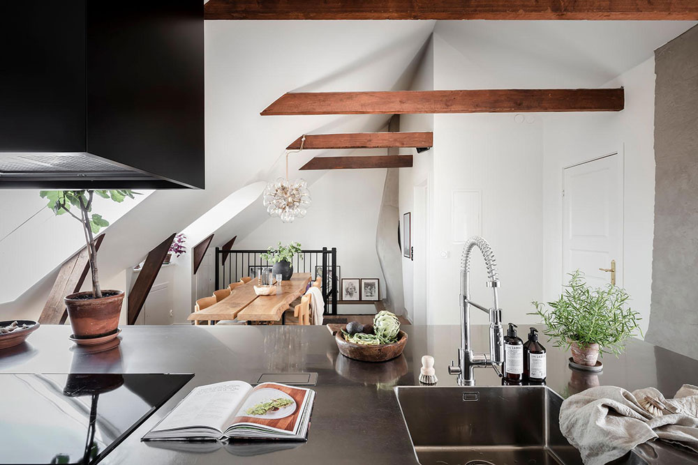 哥德堡红色沙发公寓 | 独特阁楼设计与空间利用-18