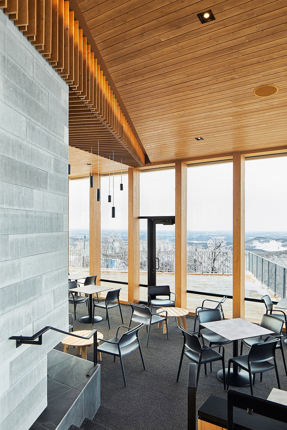 Bromont 山顶小屋 | 自然与人工的巧妙结合-33